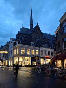 916074 Gezicht op de hoek van de Korte Jansstraat (links) en de Minrebroederstraat (rechts) te Utrecht, tijdens de ...